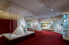 Wedding Or Renewal Vows With A Royal Touch